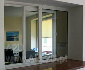 Oferujemy okienka podawcze, kasowe wykonane z aluminium Mogą być to okna przesuwne w płaszczyźnie poziomej lub pionowej. Okna mogą być anodowane bądź lakierowane na dowolny kolor wg palety Ral.