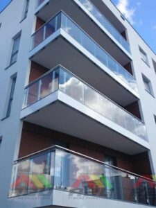 A2U specjalizujemy się w profesjonalnej zabudowie balkonów i tarasów, oferując naszym klientom szeroki wybór systemów rozwieranych, szklanych ramowych i bezramowych. Nasze rozwiązania są najwyższej jakości, zapewniając nie tylko elegancki wygląd, ale także funkcjonalność i trwałość www.all2u.pl