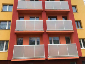 W ofercie firmy A2U znajdą Państwo szeroki wybór konstrukcji oraz kompleksowe wykonanie, w tym balustrady nierdzewne, aluminiowe, szklane, samonośne, poręcze schodowe, zabudowa tarasu, zabudowa balkonu, ścianki szklane, przegrody. www.all2u.pl